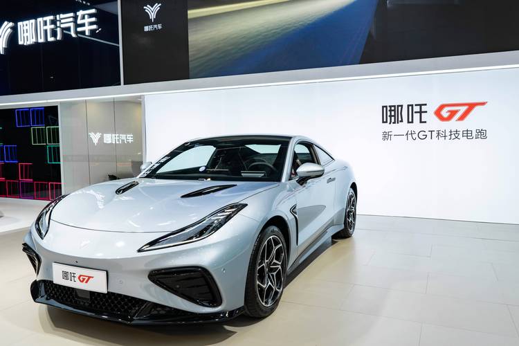 深圳281哪吒汽车在智能汽车领域的表现，领途汽车在新能源汽车市场中的影响力